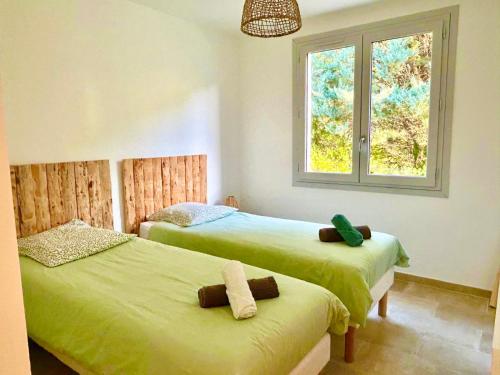 Katil atau katil-katil dalam bilik di Charming house with swimming pool Southern Ardèche