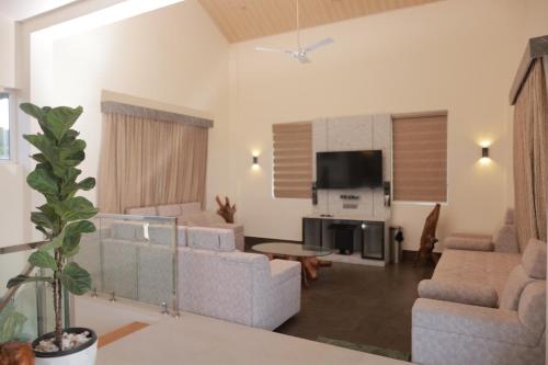 TV a/nebo společenská místnost v ubytování Coorg Riverness Resort