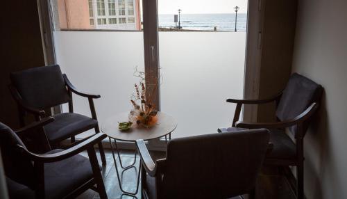 a room with a table and chairs and a window at Muxia Mare in Muxia