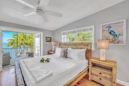 Postel nebo postele na pokoji v ubytování Private Beach Ocean Front Oasis Pickleball court Heated Pool Designated Paradise Key
