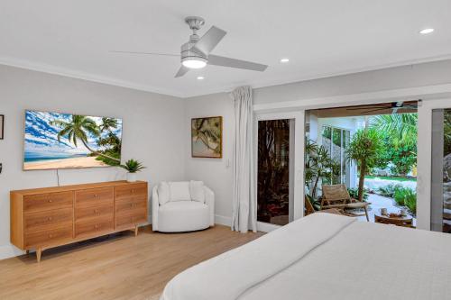 Postel nebo postele na pokoji v ubytování Heated pool Lush Tropical Surrounding Castaway Key RESlDENCES