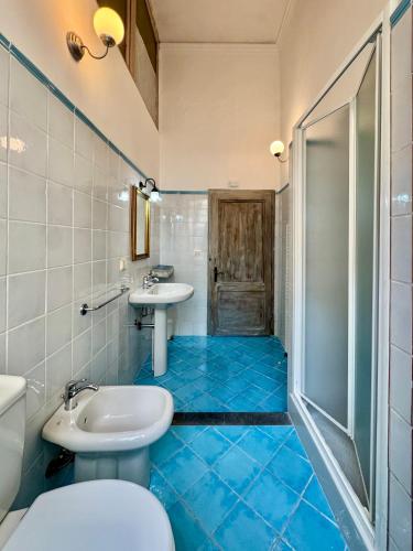 Un baño de Lucca Charm