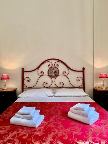 Una cama o camas en una habitación de Lucca Charm