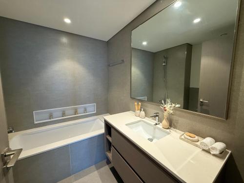 Ένα μπάνιο στο Grande Downtown Dubai - Luxury 2BR Apt with City Skyline View