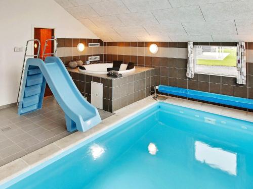 Πισίνα στο ή κοντά στο 12 person holiday home in Hasselberg