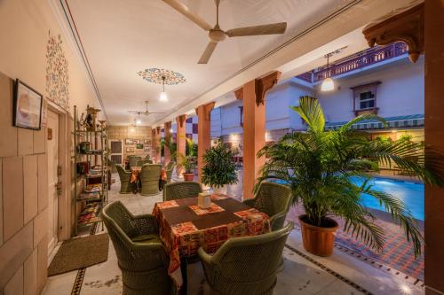 Suryaa Villa - A Boutique Heritage Hotelの敷地内または近くにあるプール