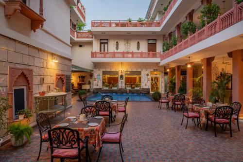 Suryaa Villa - A Boutique Heritage Hotelの敷地内または近くにあるプール