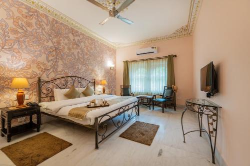 Suryaa Villa - A Boutique Heritage Hotelにあるベッド