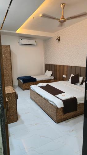 Una cama o camas en una habitación de Vrindavan Darbar