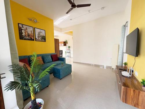 Μια τηλεόραση ή/και κέντρο ψυχαγωγίας στο Yana 3Bhk Apartment WiFi AC Smart Tv Kitchen