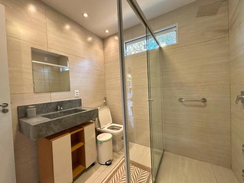 a bathroom with a sink and a shower at Flat da Famíllia Villela na Home Stay Lago Sul-DF in Brasilia