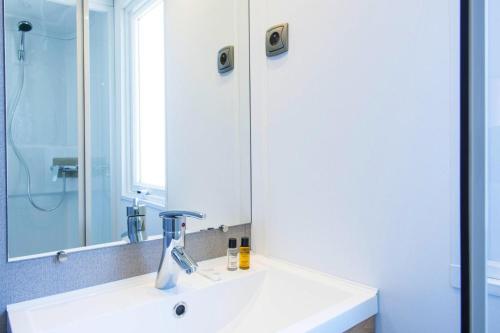 Ένα μπάνιο στο Mobile home with terrace at Domaine Les Mûriers, Vendres-Plage