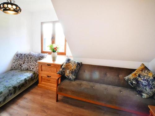 una sala de estar con un sofá y una mesa en Comfortable holiday home, Grabczyn, en Grąbczyn