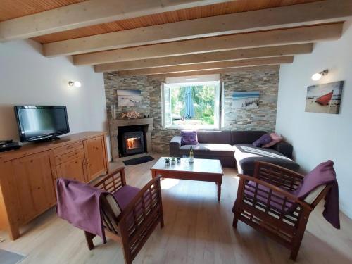 TV a/nebo společenská místnost v ubytování Holiday home close to beach, Cléder