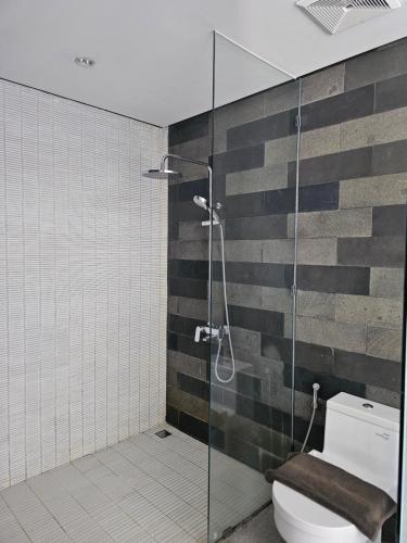 Ένα μπάνιο στο Teduh Teduh Villa Pakem