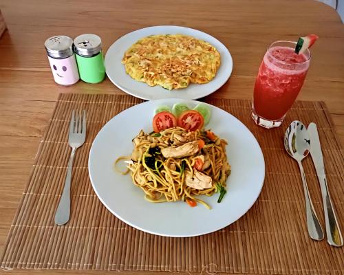 een tafel met twee borden eten en een drankje bij Galatia Villa in Bukti