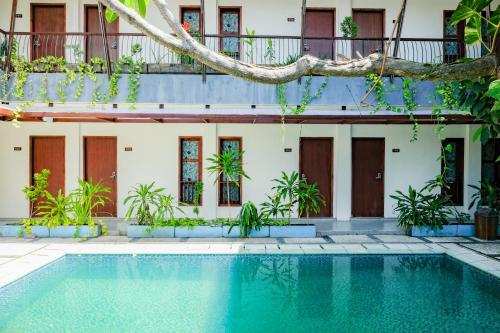 RedDoorz near Legian Streetの敷地内または近くにあるプール