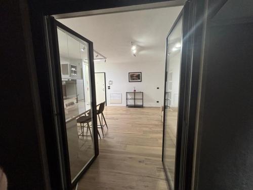 a hallway with a glass door leading to a kitchen at B&B Bari Apartment by Margi in Bari