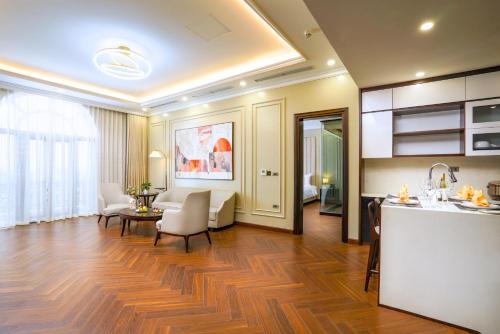 Ruang duduk di Adamo Hotel Hung Yen - Free Daily Access To The Jimjilbang