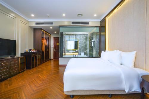 Katil atau katil-katil dalam bilik di Adamo Hotel Hung Yen - Free Daily Access To The Jimjilbang