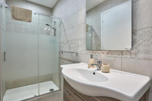 Il-Girna- Modern Seaside Accommodationにあるバスルーム