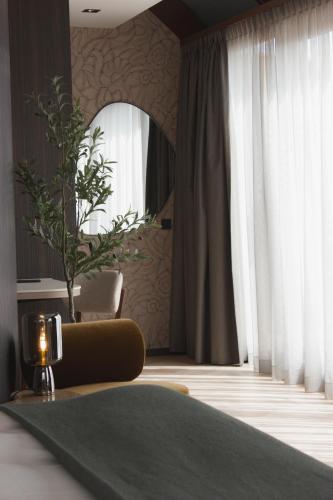 a room with a table and a mirror and a chair at Wellnesshotel Thermae 2000 in Valkenburg