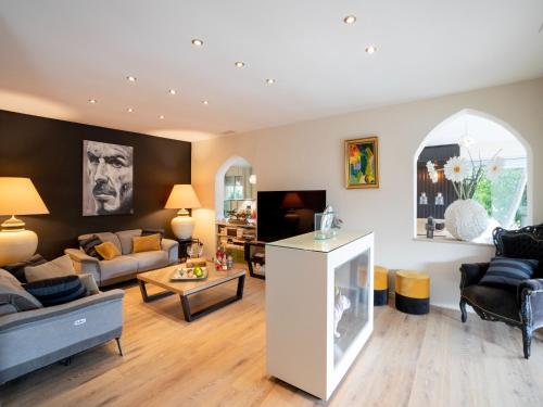 Et opholdsområde på Magnificent villa with private pool