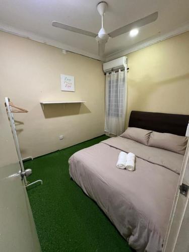 Кровать или кровати в номере Rawang Bandar Tasik Puteri Homestay