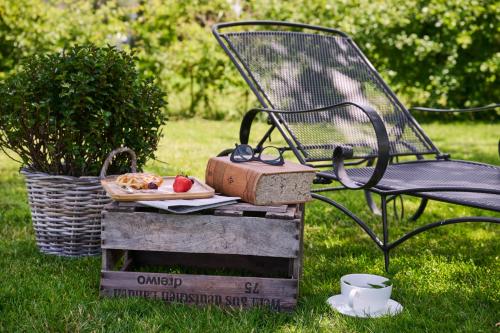 a chair and a plate of food and a plate of strawberries at La belle Maison in Sippenaeken