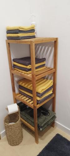 a wooden shelf with folded towels on it at Casa Émir in Roldán