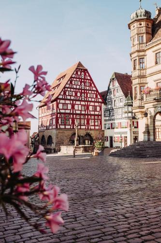 a red and white building in a courtyard at Tiny Loft | 2 personen in Fouhren