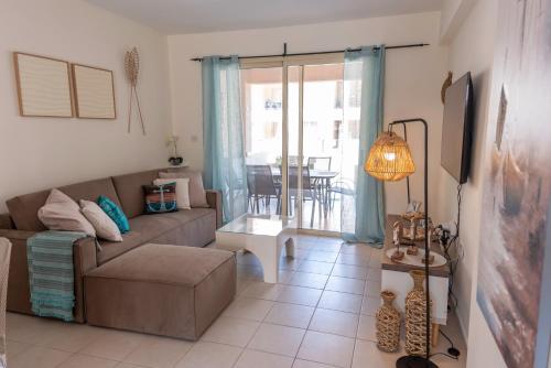 una sala de estar con un sofá y una mesa en Royal Seacrest F G5 ground floor apartment, en Pafos