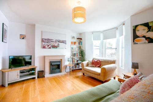 a living room with a couch and a television at Perfect Booking Near Ramsgate Station And Beach in Ramsgate