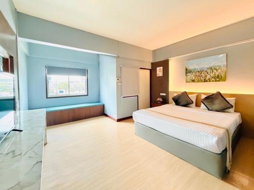 a hotel room with a bed and a window at Best LD Hotel โรงแรมเบส แอลดี in Hua Hin