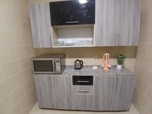 Dapur atau dapur kecil di Zayed Elite Retreat pool, garden & breeze