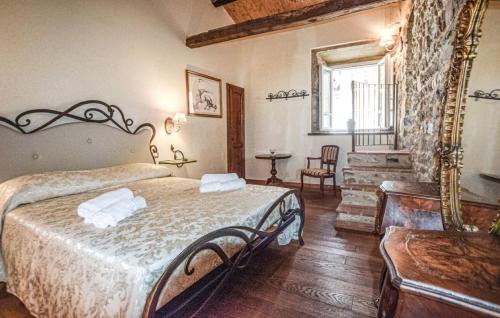 Un dormitorio con una cama, un espejo y una silla. en Torre De' Medici - Near Five Land - Pool - Tuscany, en Fivizzano