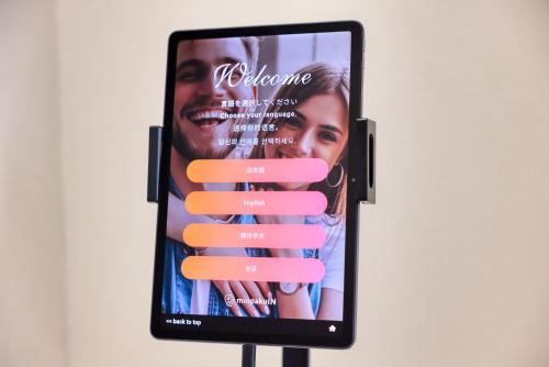 a smartphone with a picture of a man and a woman at 又楽坊 Matarakubou in Fujiyoshida