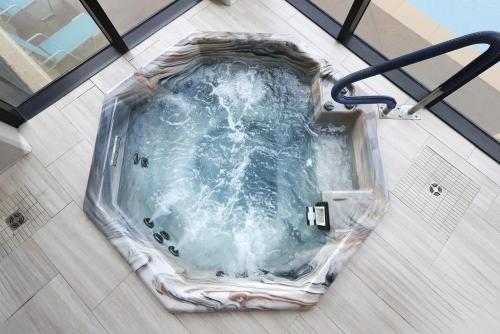 a jacuzzi tub in a room with at Phoenix II 2151 condo in Romar Beach
