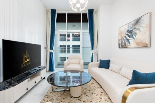 Ahlan HH - Exclusive 2-BR Apartment in Opalz by Danube - Balcony with Mini Pool