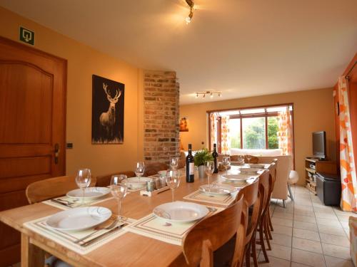 Restaurant ou autre lieu de restauration dans l'établissement Waimes Forest-Edge Escape