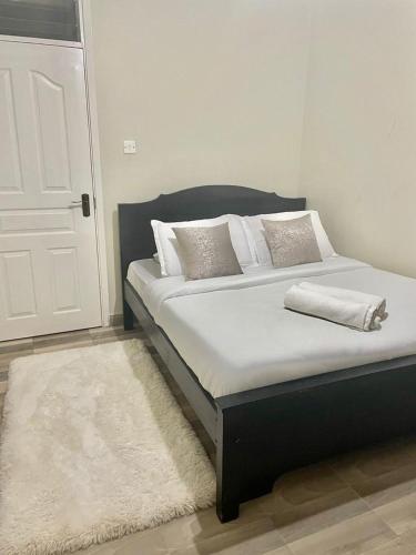 Кровать или кровати в номере Home Haven- 3 Bedroom Apartment