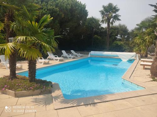 Πισίνα στο ή κοντά στο Studio Gîtes des Colombières Piscine & Spa