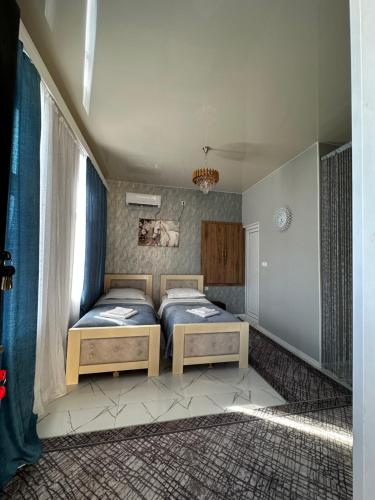 ein Schlafzimmer mit zwei Betten und einem Fenster in der Unterkunft Chelo Guest House in Kutaissi