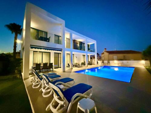 Πισίνα στο ή κοντά στο Luxury villa with large swimming pool and outdoor area