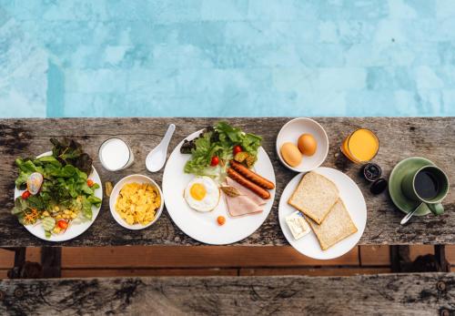 Makanan di atau berdekatan resort