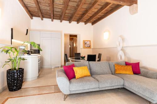 a living room with a couch and a kitchen at Dante Alighieri intero appartamento luxury in Verona