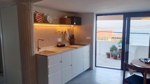 Apartamento Xoaniña en Combarroにあるキッチンまたは簡易キッチン