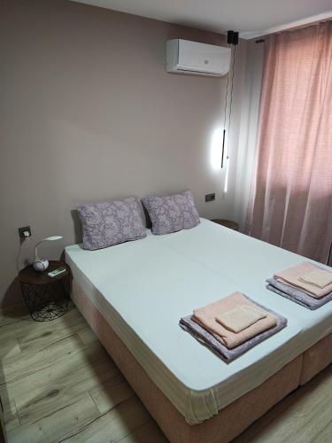 Un dormitorio con una cama con toallas. en Luxury new apartment, en Stara Zagora
