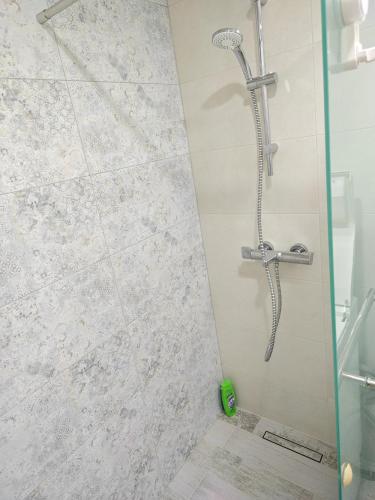 una ducha en un baño con puerta de cristal en Luxury new apartment, en Stara Zagora
