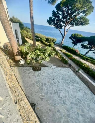 a patio with a view of the ocean at Giardino in villa Margherita in Zoagli